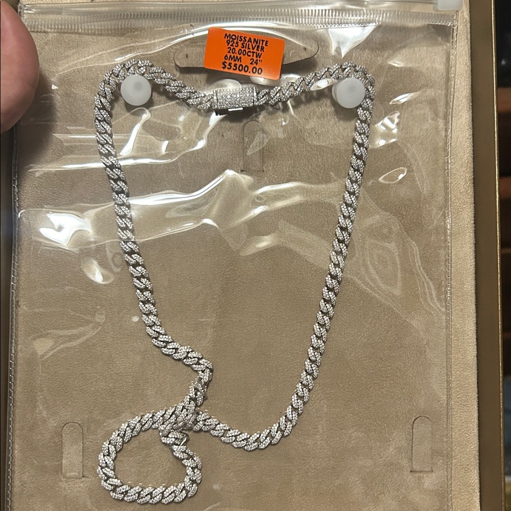 24 inch 6 mm 925 silver moissanite Cuban chain.
54 grams of 925 silver - Picture 4 of 7